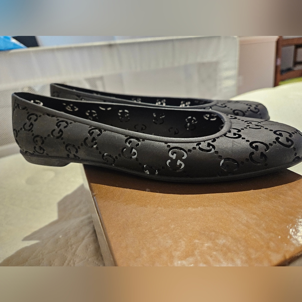 Womans size 39 Gucci Black jelly flats